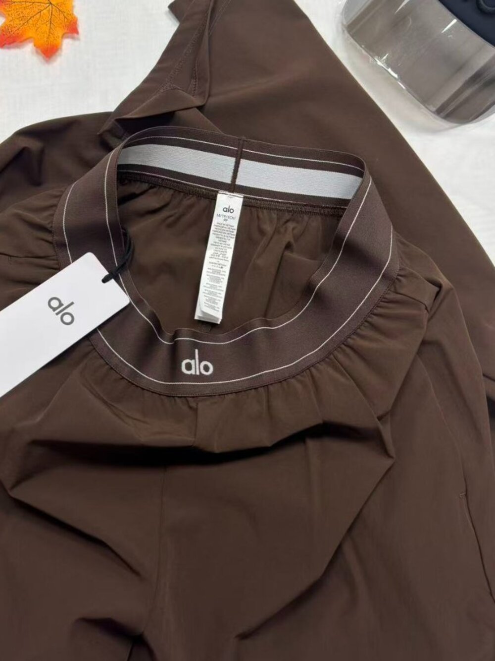 Model Off Duty 🛀 ALO Yoga Suit Up Trouser Coffee Brown🤳Wide-Leg Long-Leg Look - Picture 3 of 8